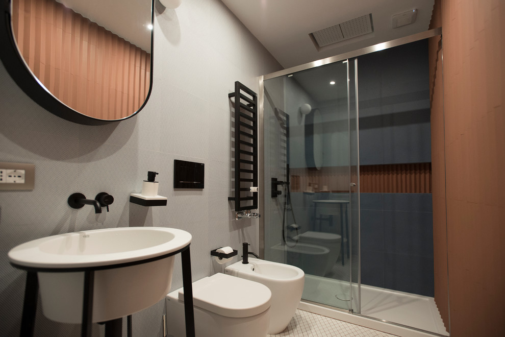 Inspiration för små moderna badrum med dusch, med öppna hyllor, svarta skåp, en dusch i en alkov, en toalettstol med hel cisternkåpa, flerfärgad kakel, keramikplattor, flerfärgade väggar, klinkergolv i keramik, ett nedsänkt handfat, flerfärgat golv och dusch med skjutdörr