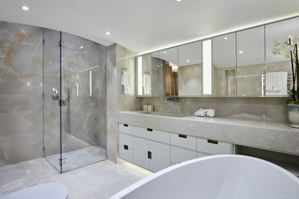 Cette image montre une salle de bain design avec un placard à porte plane, des portes de placard blanches, un carrelage gris, un lavabo intégré, un sol gris, une cabine de douche à porte battante, un plan de toilette gris, meuble simple vasque, meuble-lavabo suspendu et un plafond voûté.