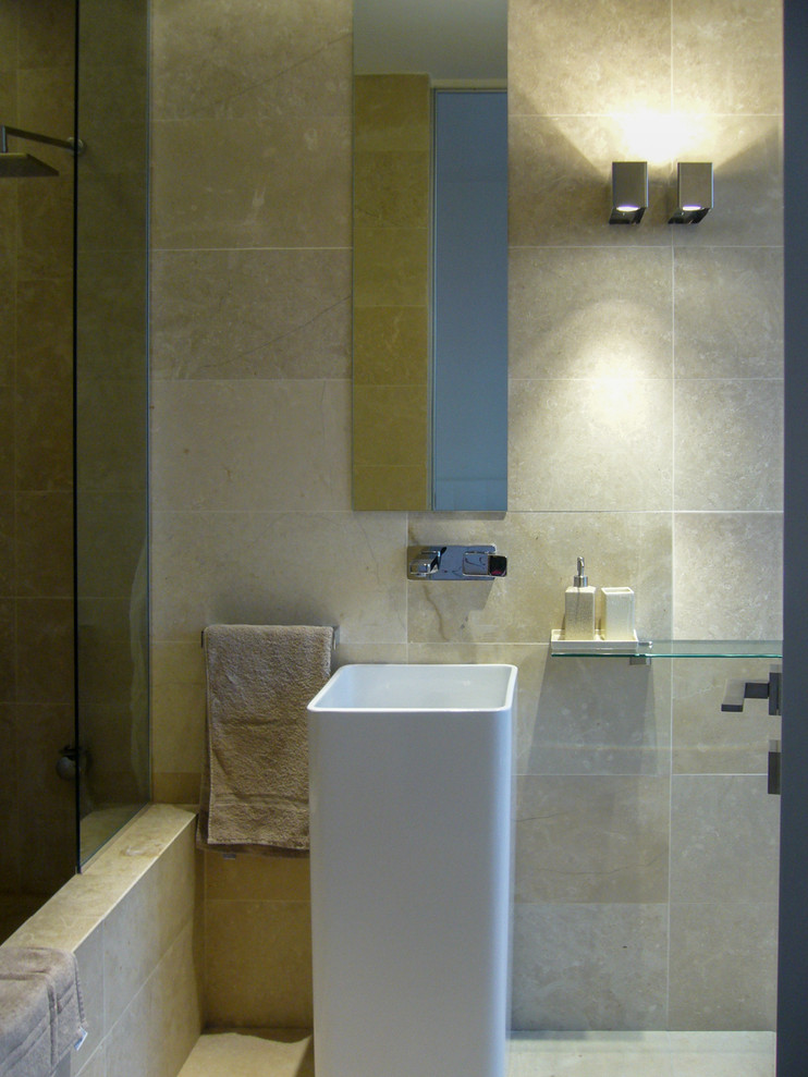Bild på ett mellanstort funkis en-suite badrum, med ett platsbyggt badkar, en dusch/badkar-kombination, stenkakel, beige väggar, kalkstensgolv, ett piedestal handfat, beiget golv och med dusch som är öppen