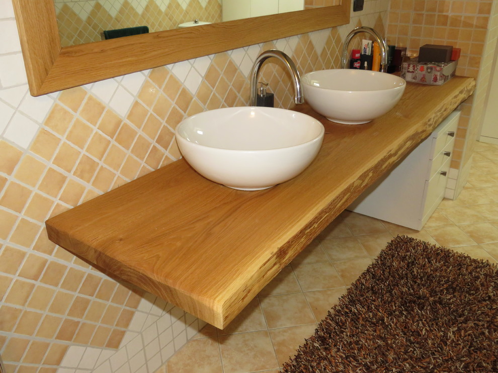 Стильный дизайн: большая ванная комната в современном стиле с столешницей из дерева - последний тренд