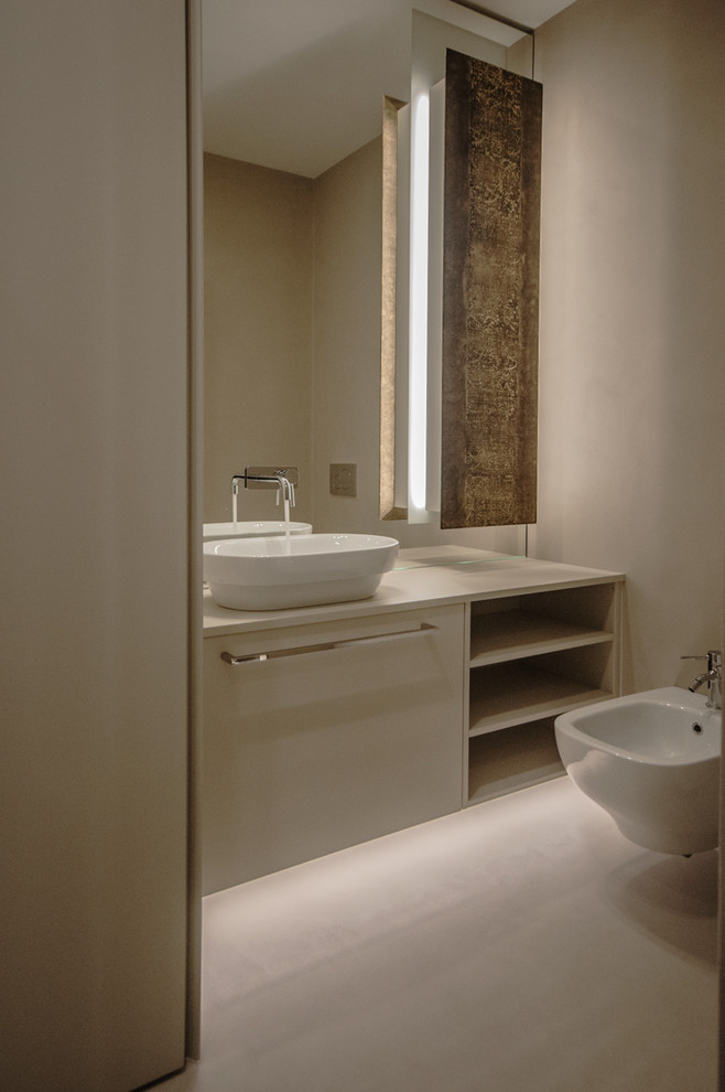 Idée de décoration pour une petite salle d'eau minimaliste en bois clair avec une douche à l'italienne, WC suspendus, des carreaux de miroir, sol en béton ciré, une vasque, un sol beige et une cabine de douche à porte battante.