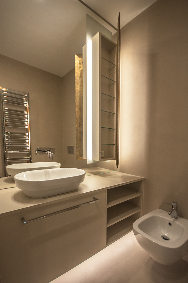 Idées déco pour une petite salle d'eau moderne en bois clair avec une douche à l'italienne, WC suspendus, des carreaux de miroir, sol en béton ciré, une vasque, un sol beige et une cabine de douche à porte battante.