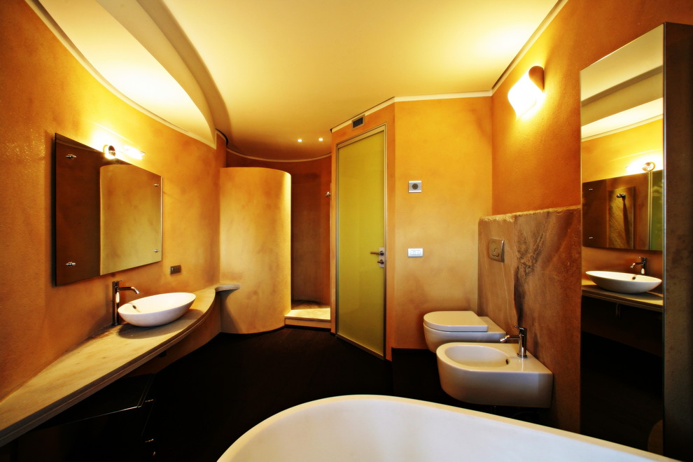 Foto di una grande stanza da bagno padronale contemporanea con vasca freestanding, doccia aperta, WC sospeso, lastra di pietra, pareti beige, parquet scuro, lavabo a bacinella e top in saponaria