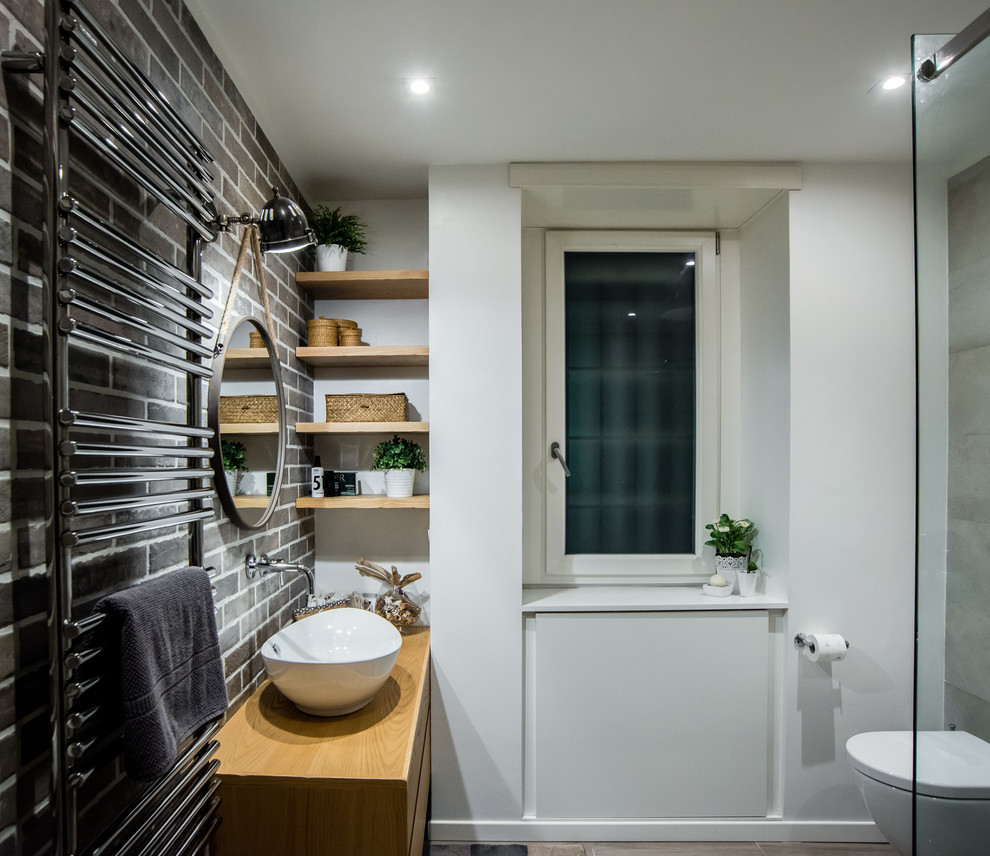 Idéer för mellanstora industriella en-suite badrum, med öppna hyllor, skåp i ljust trä, en öppen dusch, en vägghängd toalettstol, grå kakel, porslinskakel, vita väggar, ljust trägolv, ett fristående handfat, träbänkskiva och med dusch som är öppen