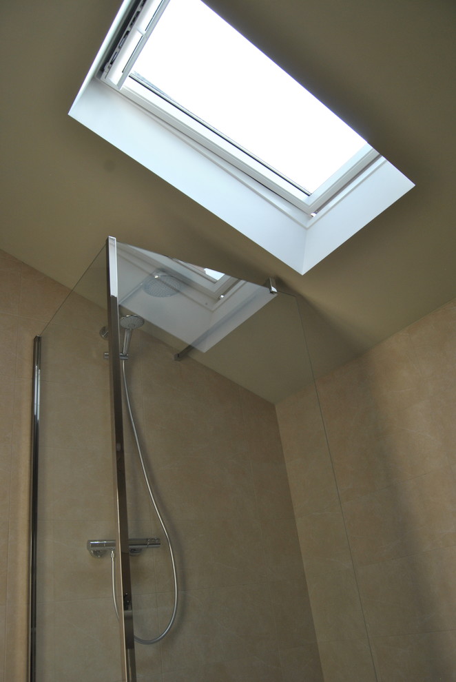 Ispirazione per una piccola stanza da bagno contemporanea con doccia a filo pavimento, WC a due pezzi, piastrelle beige, pareti beige e lavabo a colonna