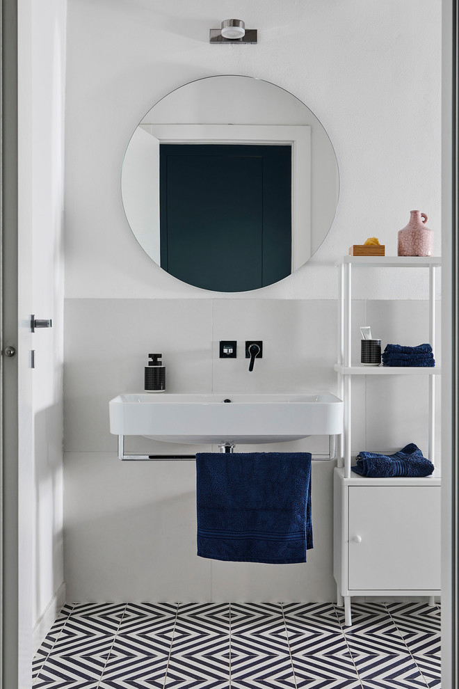 Пример оригинального дизайна: главная ванная комната среднего размера в современном стиле с белыми фасадами, отдельно стоящей ванной, инсталляцией, белой плиткой, керамогранитной плиткой, белыми стенами, полом из керамогранита, подвесной раковиной, синим полом, открытым душем и душем без бортиков