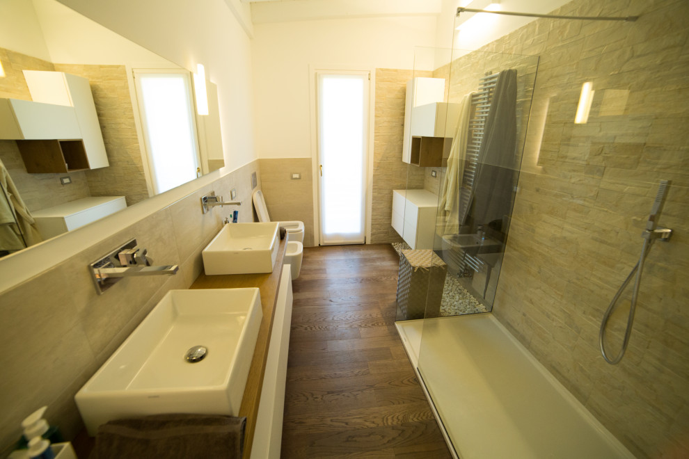 Inspiration för ett mellanstort funkis brun brunt badrum med dusch, med släta luckor, vita skåp, en öppen dusch, en toalettstol med separat cisternkåpa, beige kakel, porslinskakel, beige väggar, mörkt trägolv, ett fristående handfat, träbänkskiva, brunt golv och med dusch som är öppen