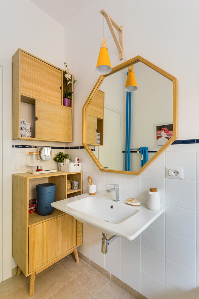 Diseño de cuarto de baño costero con puertas de armario de madera clara y suelo beige