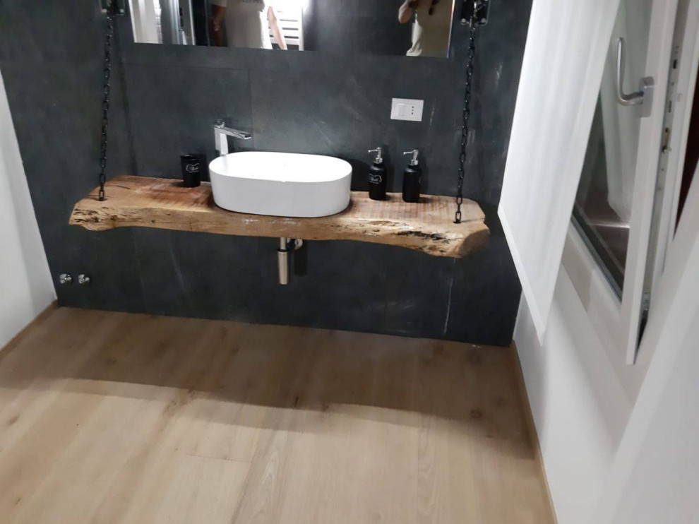 Idee per una stanza da bagno con doccia nordica di medie dimensioni con doccia ad angolo, top in legno, pavimento marrone e porta doccia scorrevole