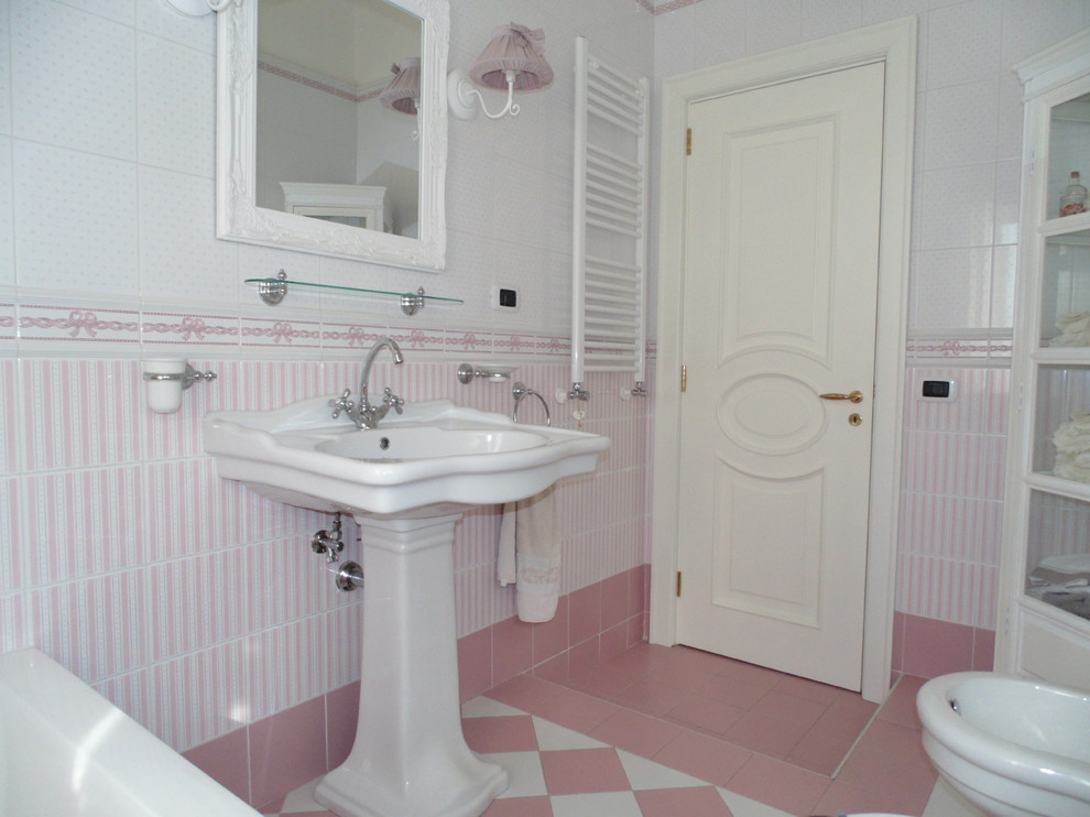 На фото: главная ванная комната среднего размера в стиле шебби-шик с стеклянными фасадами, белыми фасадами, накладной ванной, раздельным унитазом, розовой плиткой, керамической плиткой, разноцветными стенами, полом из керамогранита, раковиной с пьедесталом и розовым полом