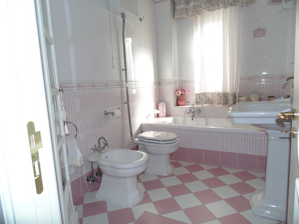 На фото: главная ванная комната среднего размера в стиле шебби-шик с накладной ванной, раздельным унитазом, розовой плиткой, керамической плиткой, разноцветными стенами, полом из керамогранита, раковиной с пьедесталом и розовым полом с