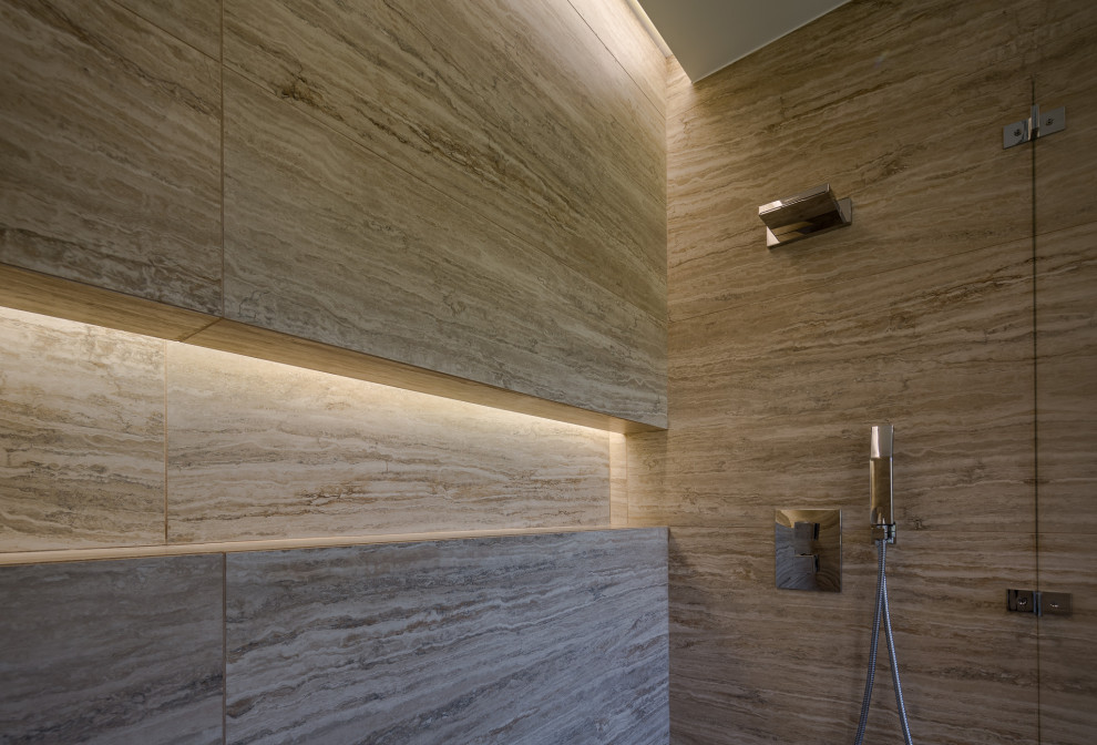 Esempio di una stanza da bagno minimal con piastrelle marroni