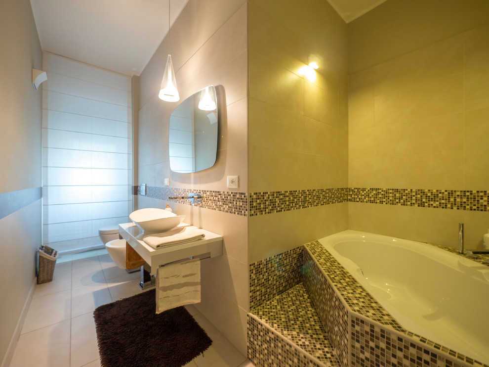Пример оригинального дизайна: маленькая главная ванная комната в современном стиле с ванной в нише, инсталляцией, бежевой плиткой, керамогранитной плиткой, бежевыми стенами, полом из керамогранита, настольной раковиной и столешницей из кварцита для на участке и в саду