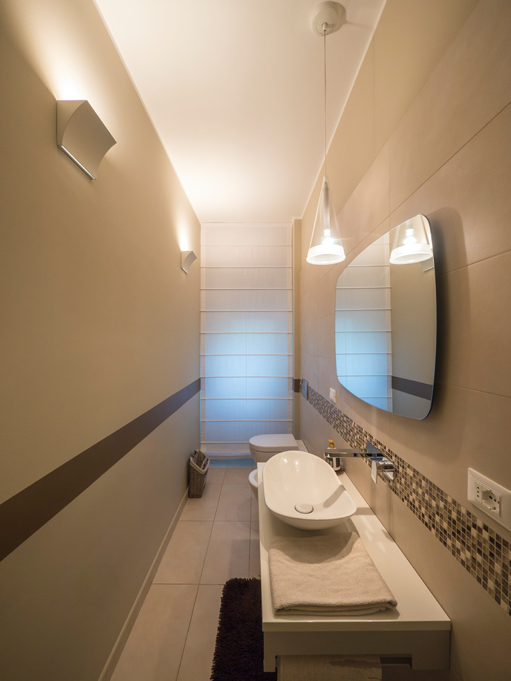 Inspiration pour une petite salle de bain principale design avec une baignoire en alcôve, WC suspendus, un carrelage beige, des carreaux de porcelaine, un mur beige, un sol en carrelage de porcelaine, une vasque et un plan de toilette en quartz.