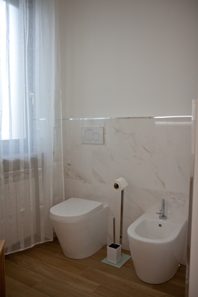 На фото: маленькая ванная комната в стиле модернизм с белыми стенами, полом из керамической плитки и разноцветным полом для на участке и в саду