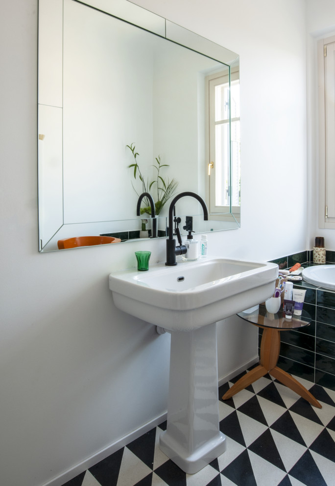 Foto di una stanza da bagno con doccia contemporanea con vasca da incasso, piastrelle verdi, pareti bianche, lavabo a colonna, pavimento multicolore e un lavabo