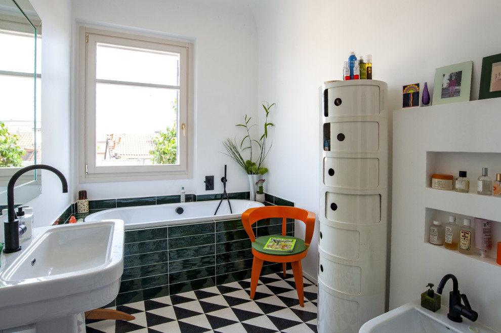 Exemple d'une salle d'eau tendance avec une baignoire posée, un carrelage vert, un mur blanc, un lavabo de ferme, un sol multicolore et meuble simple vasque.