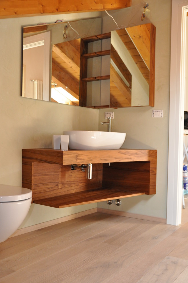 Modernes Badezimmer mit hellem Holzboden und Aufsatzwaschbecken in Venedig