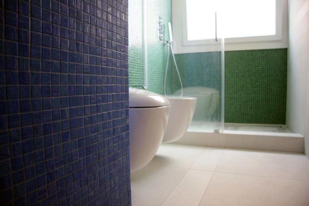 Aménagement d'une salle de bain principale contemporaine de taille moyenne avec une douche à l'italienne, WC suspendus, un carrelage vert, mosaïque, un mur vert, un sol en carrelage de céramique, une vasque et un plan de toilette en carrelage.