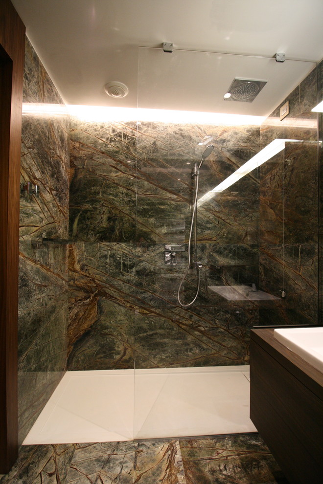 Immagine di una stanza da bagno con doccia minimal di medie dimensioni con ante lisce, ante in legno scuro, doccia a filo pavimento, WC sospeso, piastrelle di marmo e pavimento in marmo