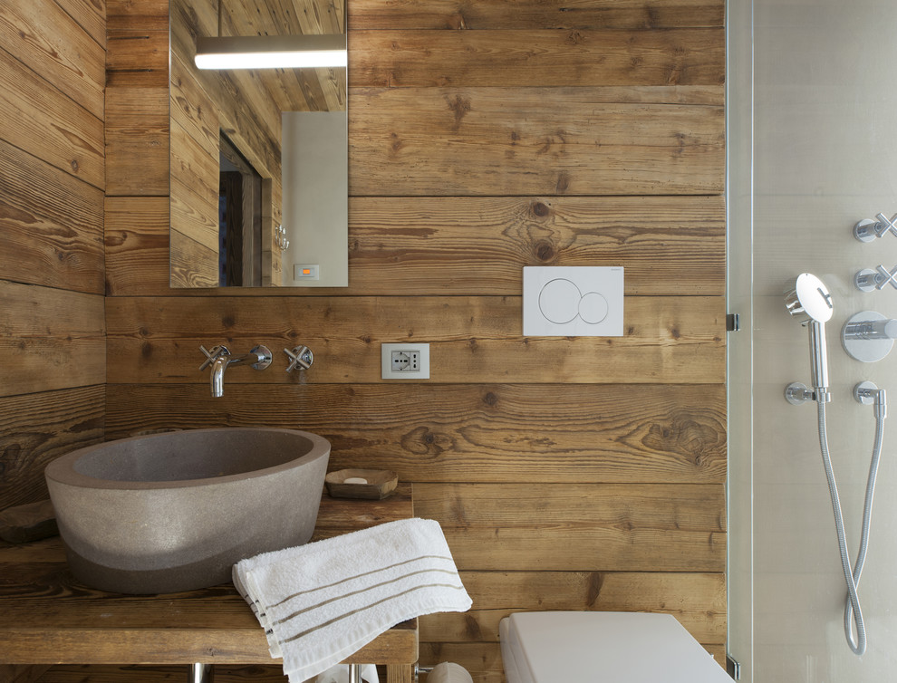Foto di una stanza da bagno stile rurale con pavimento in legno massello medio