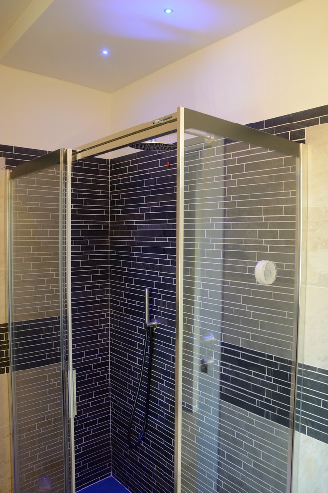 Ispirazione per una stanza da bagno con doccia design con piastrelle beige, piastrelle in gres porcellanato, pareti blu e pavimento in gres porcellanato