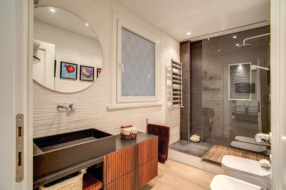 Inspiration for a small industrial shower room bathroom in Rome with black cabinets, a walk-in shower, a two-piece toilet, brown walls, light hardwood flooring, a trough sink, beige floors, an open shower and flat-panel cabinets.