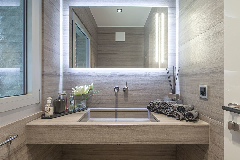 Foto di una stanza da bagno design con lavabo integrato