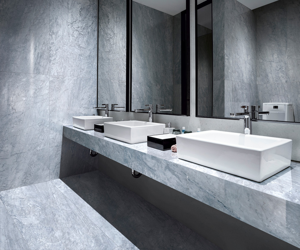 Foto di una stanza da bagno minimalista con piastrelle grigie, piastrelle in gres porcellanato, pareti grigie, pavimento in gres porcellanato, top piastrellato, pavimento grigio e top grigio
