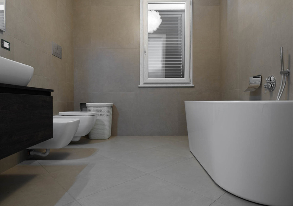 Idee per una stanza da bagno design con piastrelle beige, piastrelle in gres porcellanato e pavimento in gres porcellanato