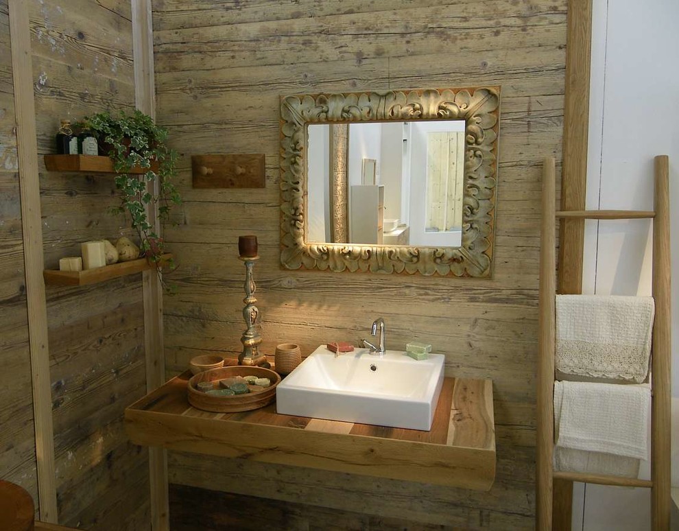 Cette image montre une salle de bain chalet.