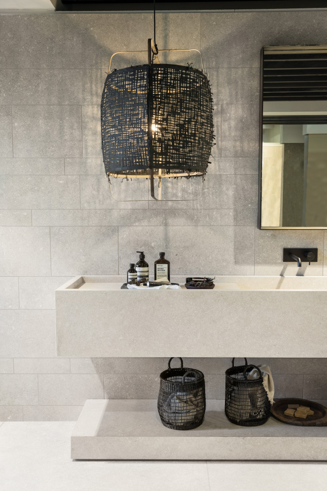 Esempio di una stanza da bagno minimal con piastrelle in gres porcellanato, pavimento in gres porcellanato e un lavabo