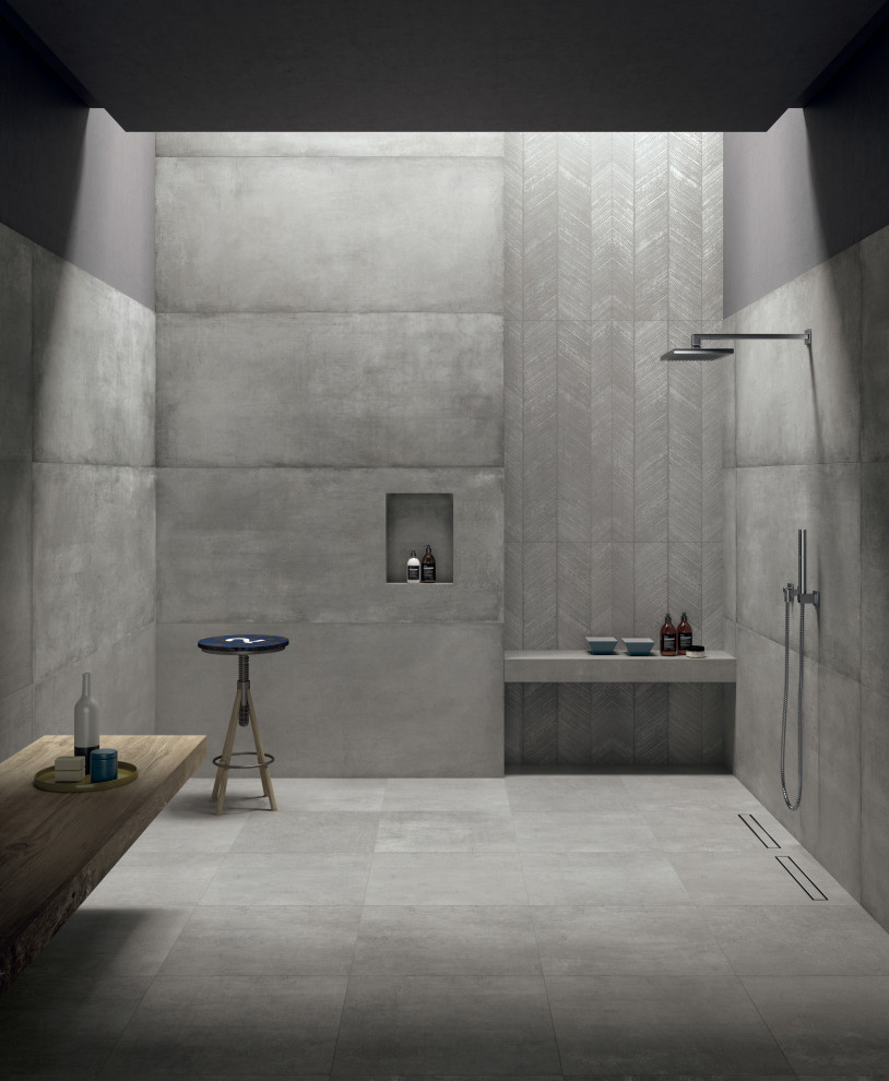 Industrial Duschbad mit grauen Schränken, bodengleicher Dusche, grauen Fliesen, Porzellanfliesen, grauem Boden, offener Dusche und Wandnische in Bologna