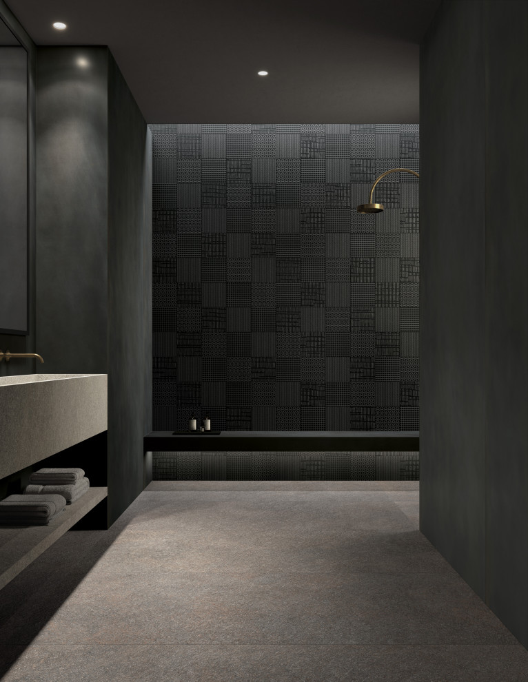 Esempio di una stanza da bagno moderna con ante grigie, piastrelle nere, piastrelle in gres porcellanato, pareti nere, pavimento in gres porcellanato, pavimento grigio, top grigio, panca da doccia, un lavabo e mobile bagno sospeso