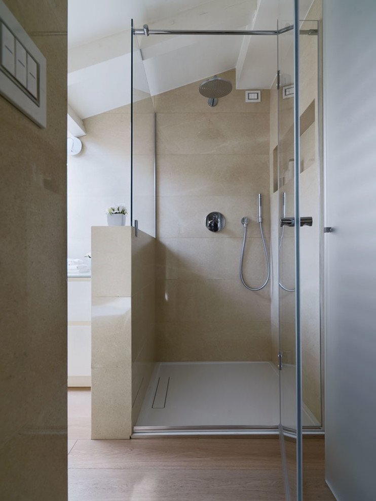 Idee per una stanza da bagno contemporanea con ante lisce e lavabo a bacinella