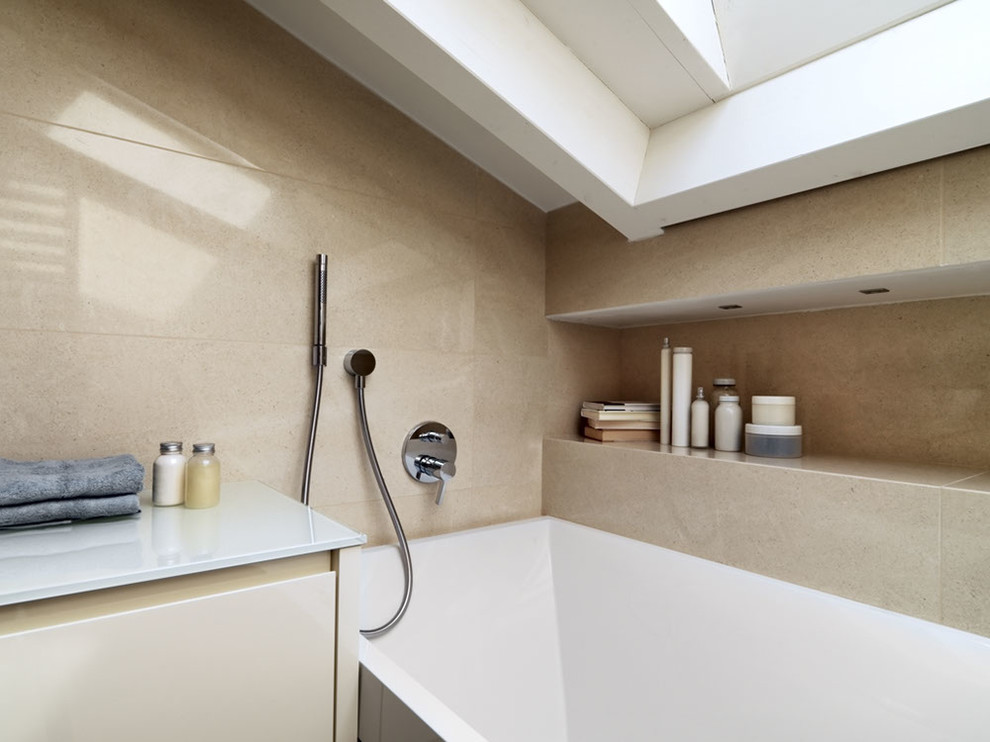 На фото: ванная комната в современном стиле с плоскими фасадами и настольной раковиной