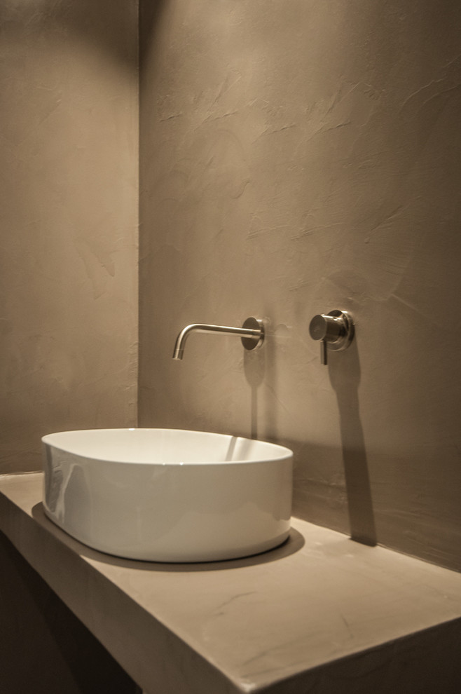 Immagine di una stanza da bagno con doccia design con vasca ad alcova, doccia alcova, WC sospeso, lavabo a bacinella e pavimento beige