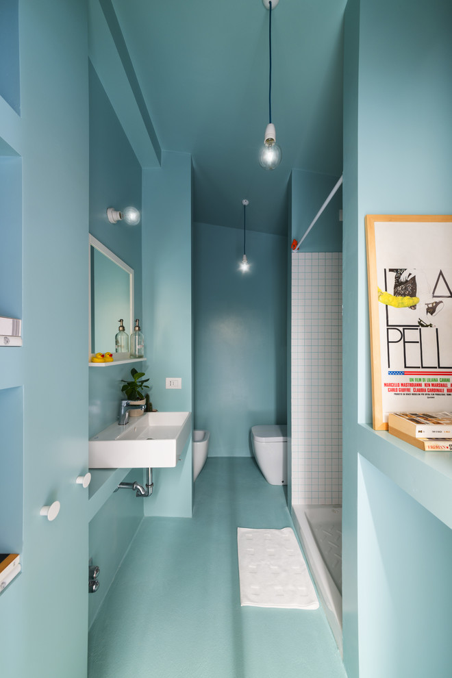 ミラノにあるお手頃価格の小さな北欧スタイルのおしゃれなバスルーム (浴槽なし) (アルコーブ型シャワー、ビデ、白いタイル、セラミックタイル、横長型シンク、シャワーカーテン) の写真