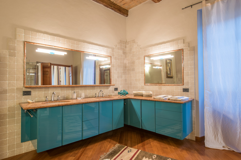 На фото: ванная комната в стиле кантри с бежевыми стенами, паркетным полом среднего тона и врезной раковиной