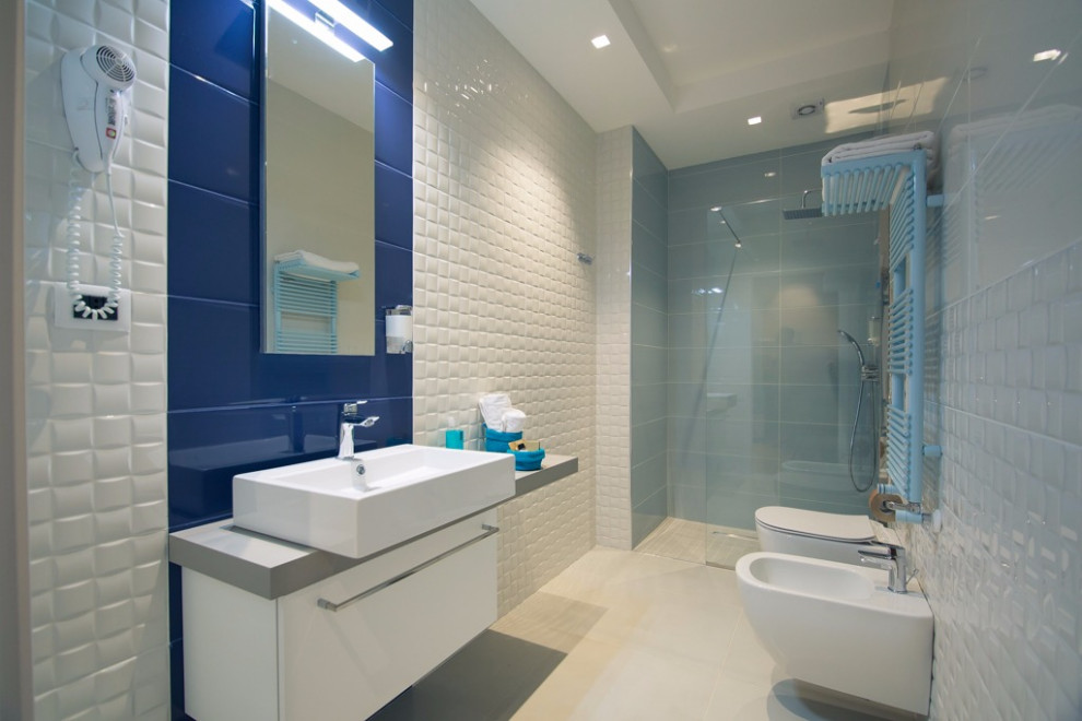 Idee per una stanza da bagno con doccia moderna di medie dimensioni con doccia a filo pavimento, piastrelle bianche, un lavabo e mobile bagno freestanding