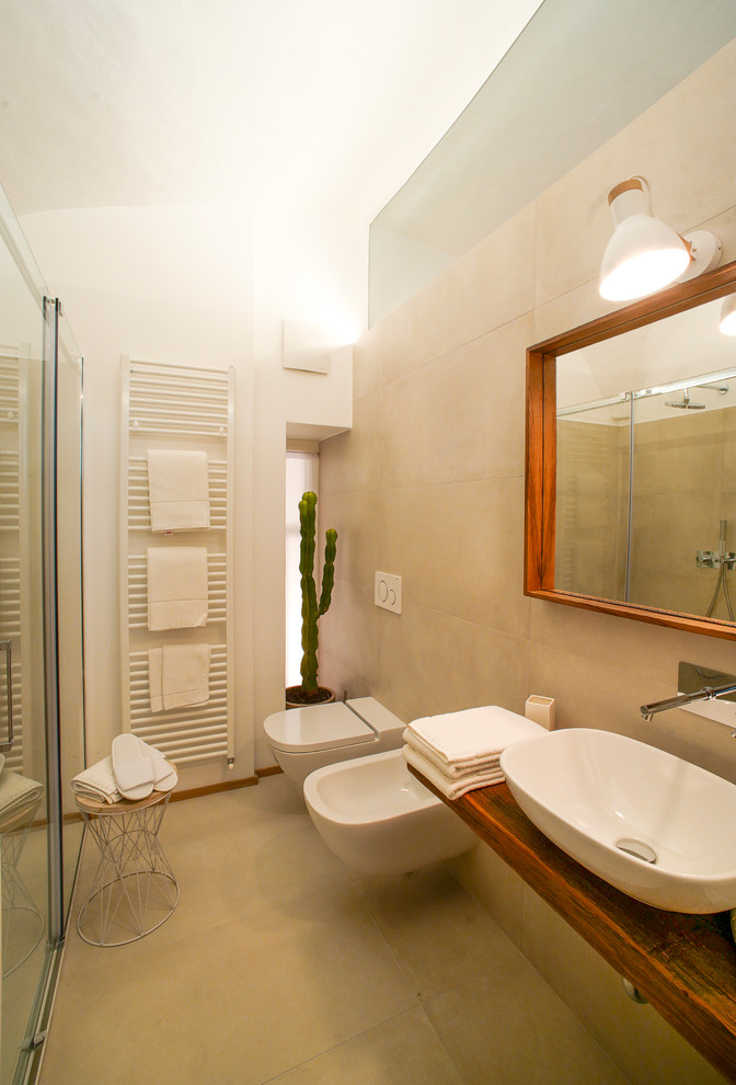 Пример оригинального дизайна: маленькая ванная комната в современном стиле с двойным душем, биде, бежевой плиткой, керамогранитной плиткой, белыми стенами, полом из керамогранита, душевой кабиной, настольной раковиной, столешницей из дерева и душем с раздвижными дверями для на участке и в саду