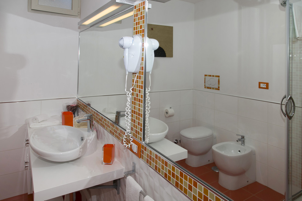 Idéer för att renovera ett mellanstort maritimt badrum med dusch, med vita väggar, klinkergolv i porslin, vita skåp, en hörndusch, en toalettstol med separat cisternkåpa, orange kakel, porslinskakel, ett fristående handfat, träbänkskiva, släta luckor, orange golv och dusch med skjutdörr