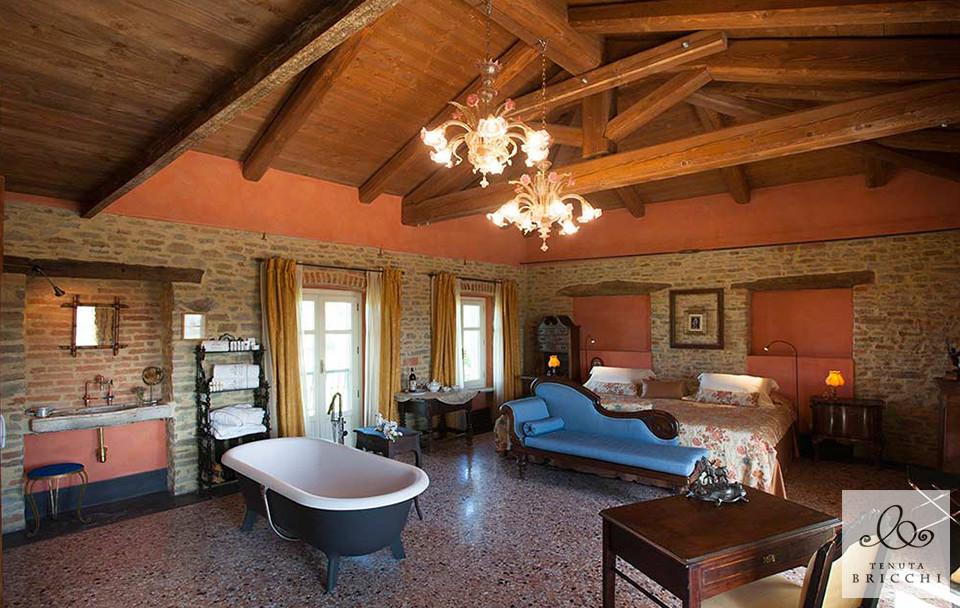 Idéer för att renovera ett stort vintage en-suite badrum, med ett fristående badkar, en öppen dusch, ett väggmonterat handfat, bänkskiva i kalksten och med dusch som är öppen