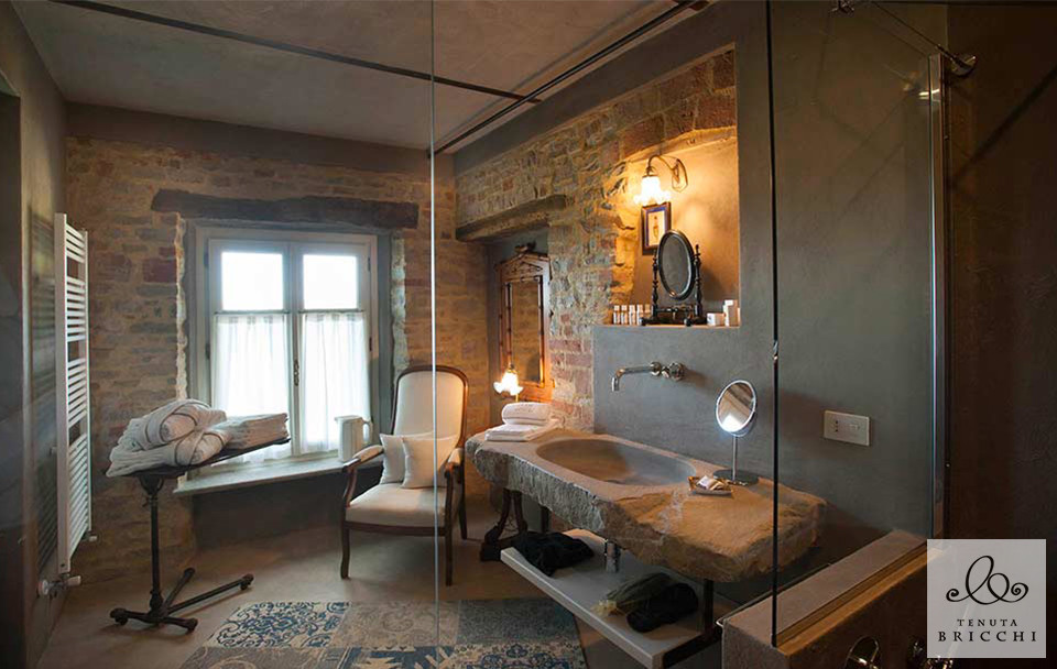 Immagine di una grande stanza da bagno padronale bohémian con doccia a filo pavimento, lavabo sospeso, top in pietra calcarea e doccia aperta