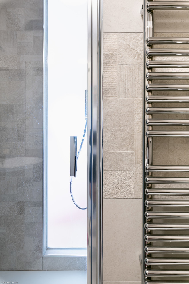 Bild på ett litet funkis badrum med dusch, med en dusch i en alkov, beige kakel, stenkakel, beige väggar och ett fristående handfat