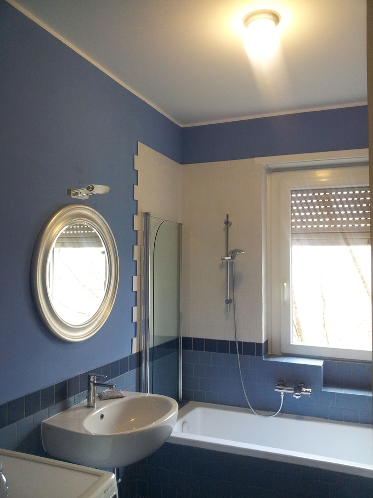 Стильный дизайн: маленькая главная ванная комната в стиле ретро с накладной ванной, душем над ванной, разноцветной плиткой, керамической плиткой, раковиной с пьедесталом, бирюзовым полом, душем с распашными дверями, синими стенами и полом из керамической плитки для на участке и в саду - последний тренд
