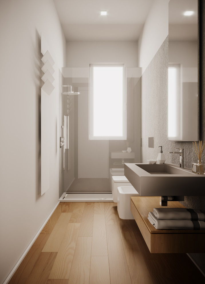 Идея дизайна: маленькая ванная комната в современном стиле с светлыми деревянными фасадами, душем без бортиков, инсталляцией, бежевой плиткой, керамогранитной плиткой, белыми стенами, полом из керамогранита, душевой кабиной, накладной раковиной, столешницей из искусственного камня, коричневым полом, душем с раздвижными дверями, белой столешницей, тумбой под одну раковину, подвесной тумбой и многоуровневым потолком для на участке и в саду