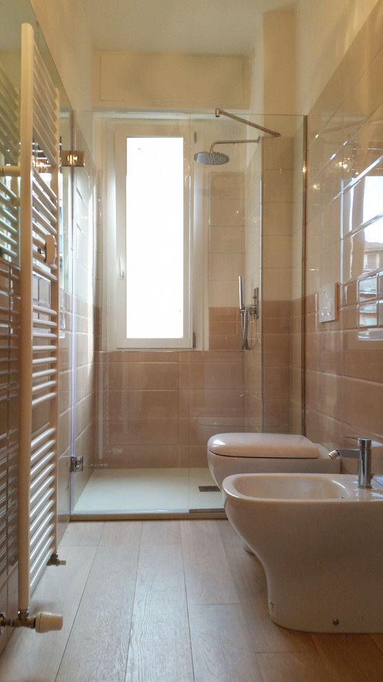 Immagine di una piccola stanza da bagno con doccia classica con ante bianche, doccia a filo pavimento, piastrelle rosa, pareti bianche, parquet chiaro e porta doccia a battente