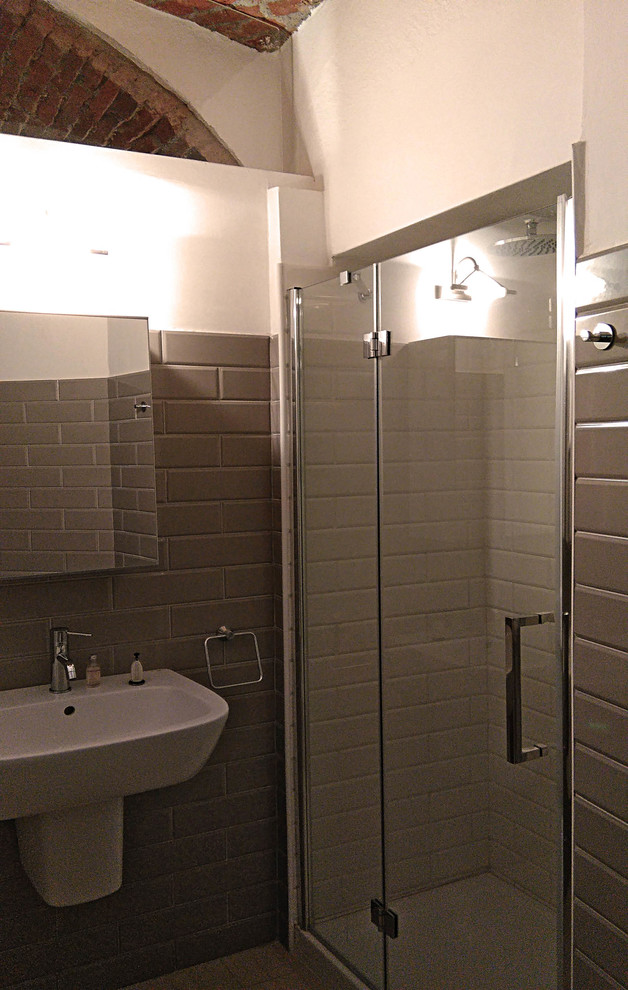 Idee per una piccola stanza da bagno con doccia minimal con doccia alcova, WC sospeso, piastrelle verdi, piastrelle in ceramica, pareti bianche, pavimento con piastrelle in ceramica e lavabo sospeso
