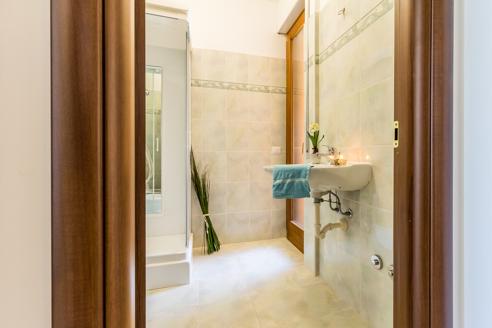 Esempio di una piccola stanza da bagno con doccia costiera con doccia ad angolo e piastrelle verdi